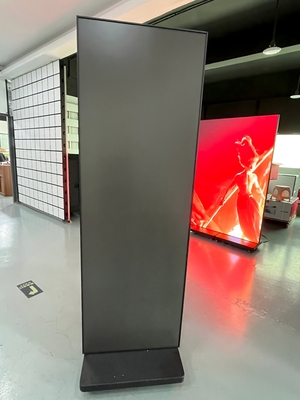 1Pantalla de cartel LED de.86mm Pixel Pitch con frecuencia de actualización de 3840Hz y brillo de 800 nits para publicidad en tiendas